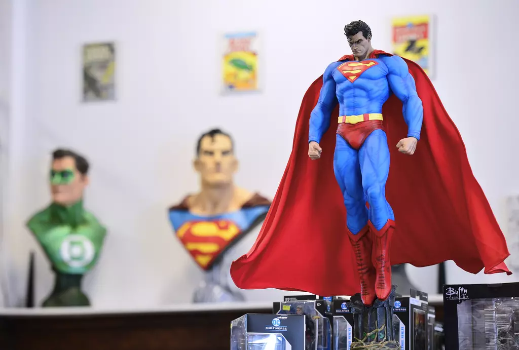 Un peu à l'image des superhéros qui trônent fièrement dans la boutique, l'équipe d'Arkham Café Coop a bravé bien des éprouves pour prouver que leur idée méritait d'obtenir des prêts de la part des organismes financiers. - Le Soleil, Yan Doublet