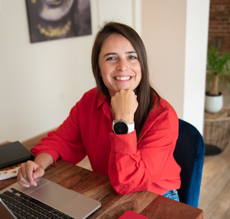 Photo portrait d'Hélène-Sarah Becotte, fondatrice de GRISDD et de Calcule ça, ancienne cliente du Fonds d'emprunt Québec et de La station Québec.